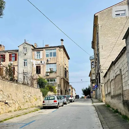 Modern With 2 Bedrooms Near Arena Apartment *