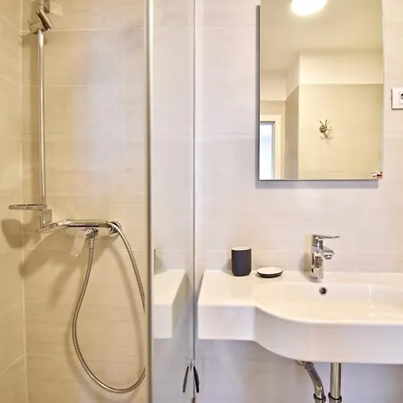 Modern With 2 Bedrooms Near Arena Apartment *