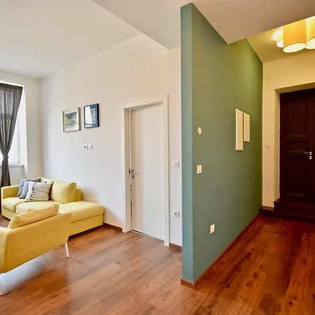 Apartment Modern With 2 Bedrooms Near Arena Pula