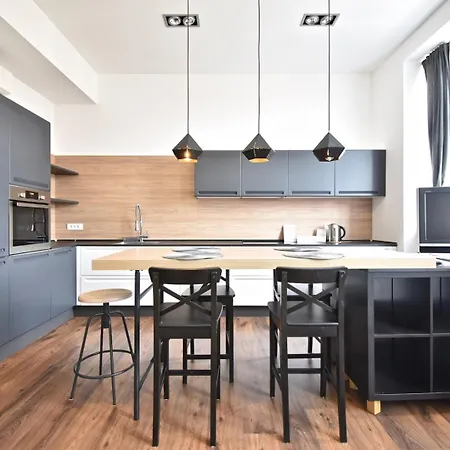Modern With 2 Bedrooms Near Arena דירה פולה