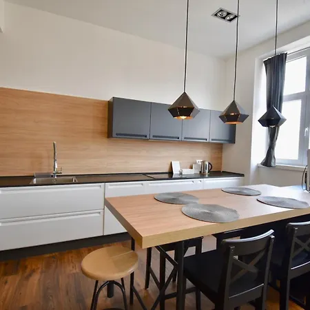 Modern With 2 Bedrooms Near Arena דירה פולה