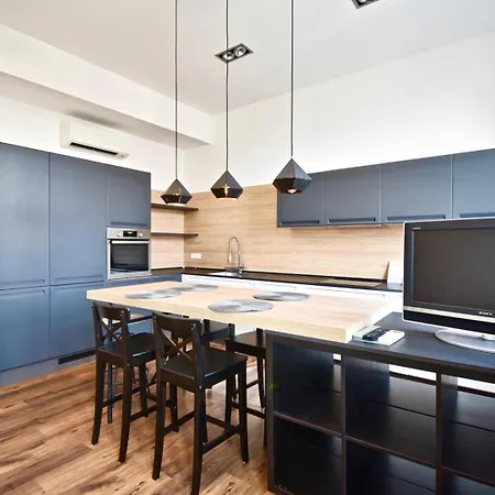 Modern With 2 Bedrooms Near Arena Póla