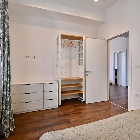 Modern With 2 Bedrooms Near Arena Póla