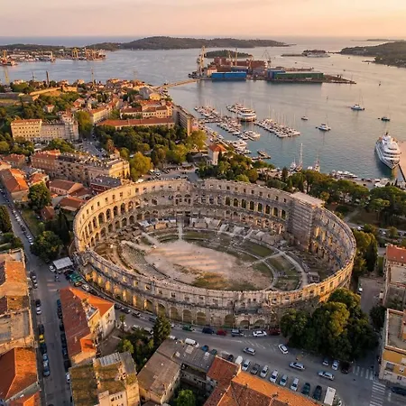 Modern With 2 Bedrooms Near Arena Apartman