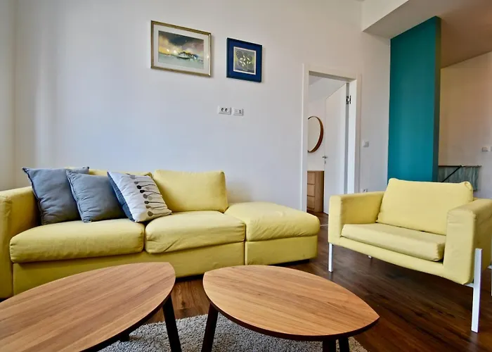 Modern With 2 Bedrooms Near Arena