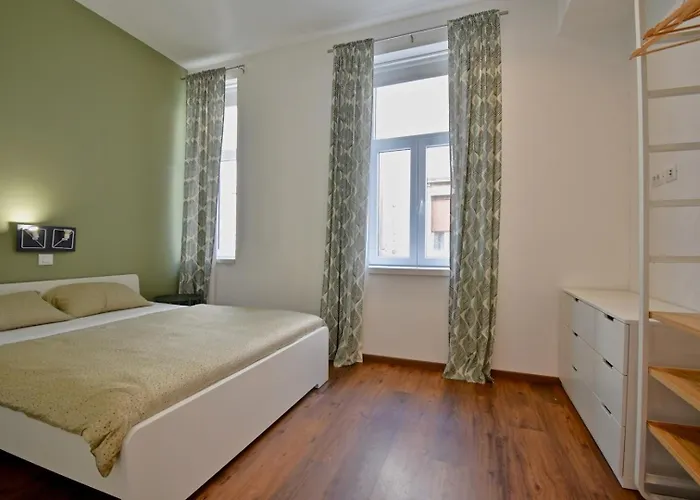 Modern With 2 Bedrooms Near Arena